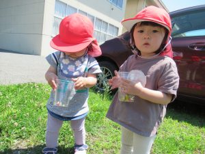 氷の感触もおもしろい！！（さくらぐみ・ももぐみ）